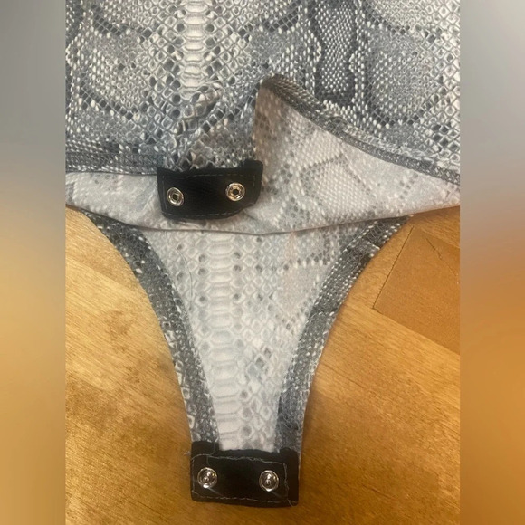GAZE Spaghetti Strap Grey Snakeskin Bodysuit Size Large NWT - Picture 10 of 14